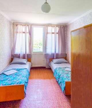 Отель Эконом отель Коблево Двухместный номер с 2 отдельными кроватями и общей ванной комнатой-3